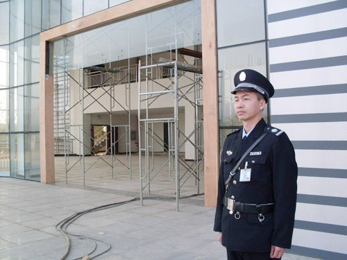 在市圖書館執(zhí)勤 在市圖書館執(zhí)勤